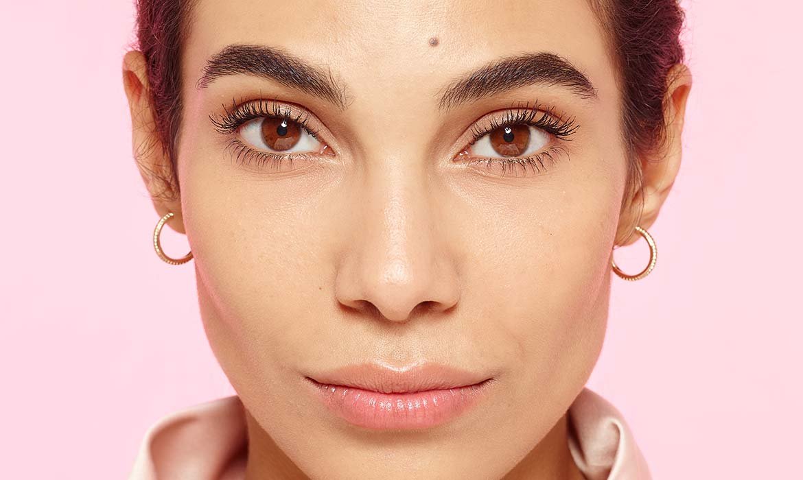Usa la máscara Lash Paradise de L’Oréal Paris para rizar tus pestañas con un resultado ligero y un extra de volumen.